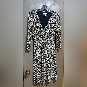 V-neck stretch dress with gathered defined waist and elbow length sleeves